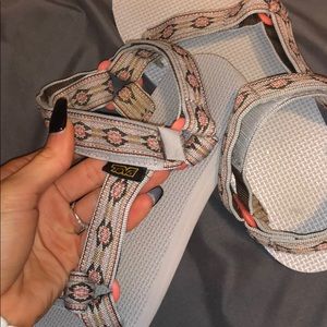 CUTEEEE TEVA SANDALS